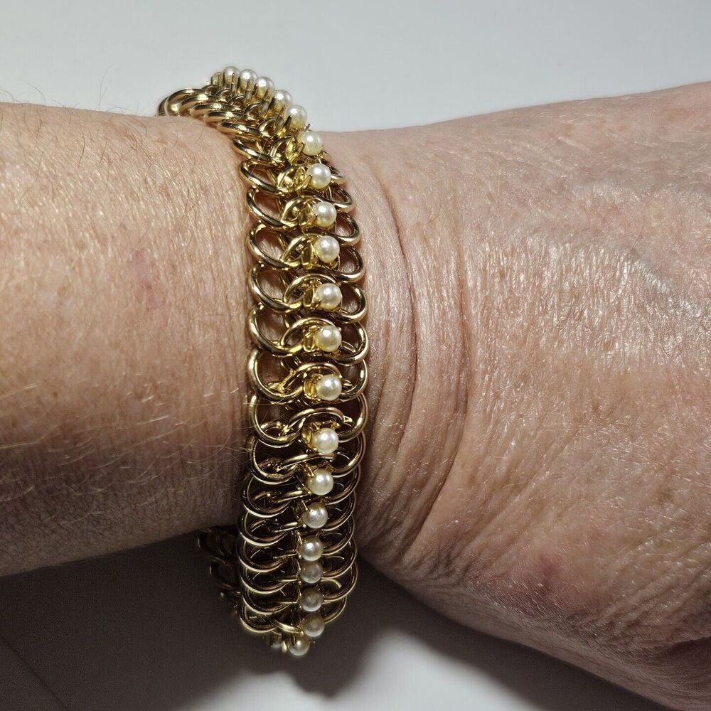 Vintage Gold Tone 6.75 Inch Interlocking Circle Bracelet With Faux Pearl Accents